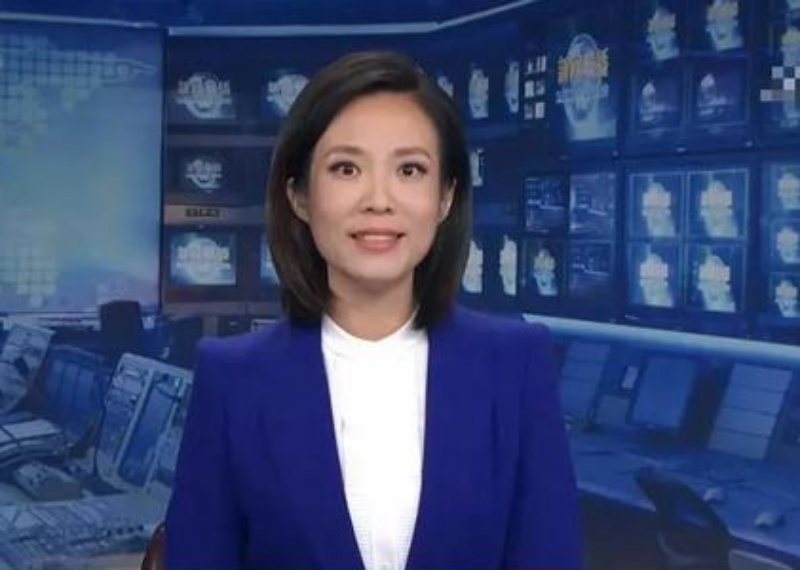 ▲出身蒙古族的女主播寶曉峰， 12 日正式加入中國官媒《央視》節目《新聞聯播》的主持行列。由於近期內蒙古強推漢語教育引發抗爭一事，寶曉峰開始主持新聞聯播的時間點也意外受到關注。（圖／擷取自影片）