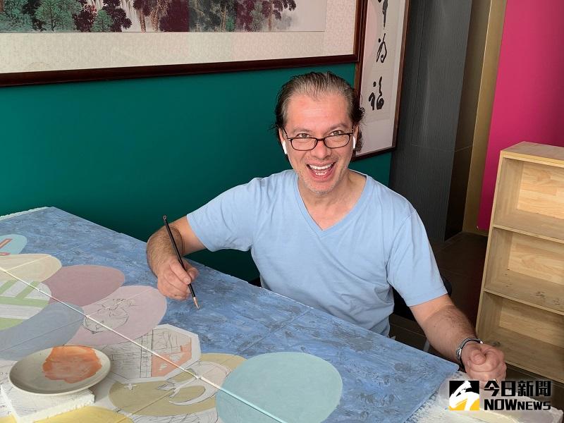 ▲連戰女婿雷明思非常有禮貌，也很客氣，露出誠摯親切的笑容，絲毫沒有豪門家族的驕縱氣息。(圖/記者康子仁攝)