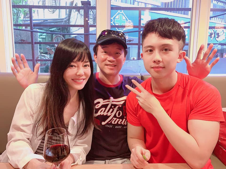 ▲孫安佐（右）被檢察官起訴，狄鶯難過落淚。（圖 / 翻攝狄鶯臉書）