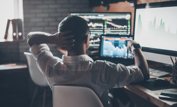 ▲美股漲高回檔，投資人猶豫該趁勢加碼或持續觀望（圖／資料照片）