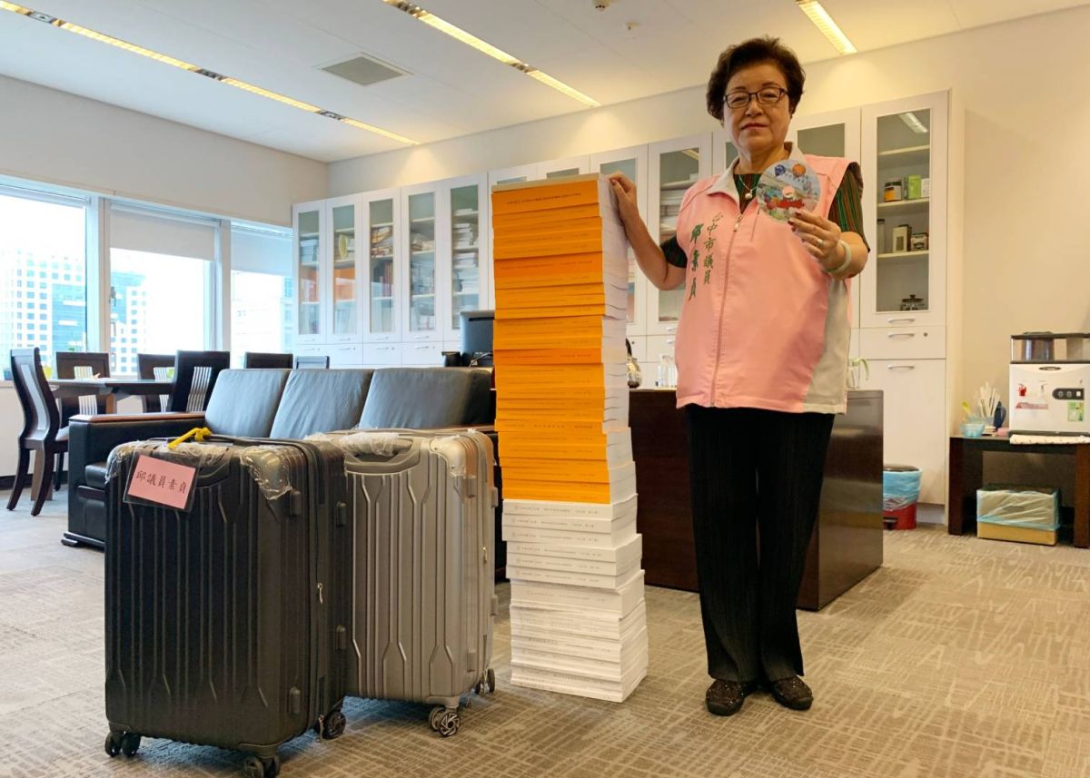 ▲中市議會定期會即將開議，議員邱素貞將市府單位主管預算書，堆疊起來高度約128公分，實在令人咋舌。(圖／柳榮俊攝2020.9.14)