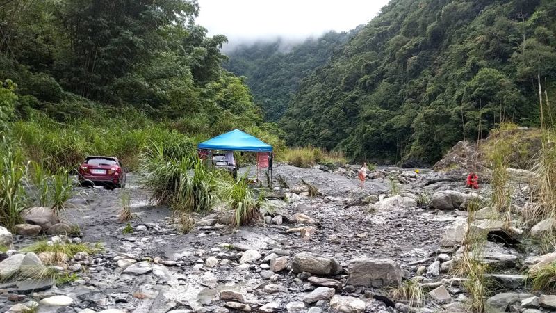 ▲南投縣仁愛鄉法治村武界部落濁水溪上游河床，13日凌晨發生露營民眾遭溪水沖走的意外。（圖／南投縣消防局提供）