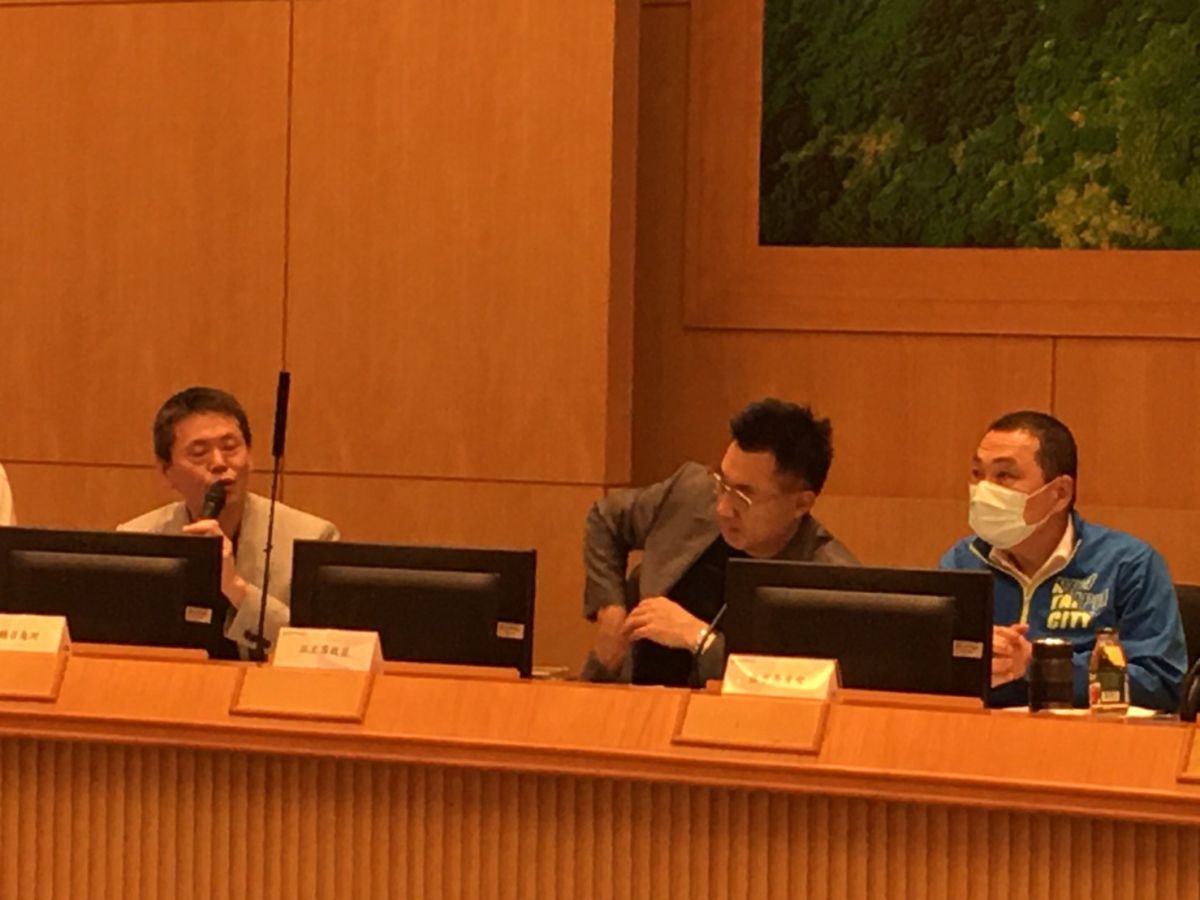 ▲新北市長侯友宜向國民黨籍立委抱怨前瞻預算分配太少，要加把勁。 (圖/記者吳承翰攝影)