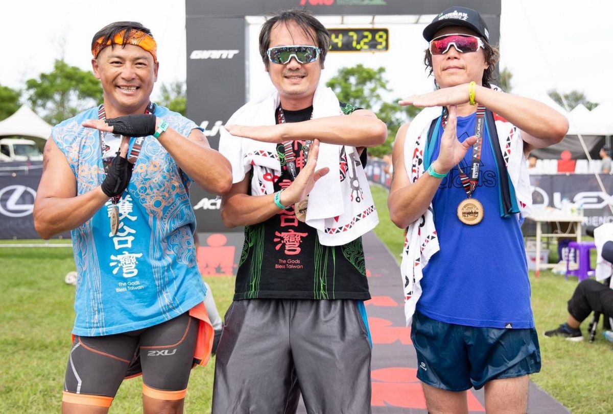 ▲江宏恩（左起）、白董、吉董接力完成鐵人三項比賽。（圖 / 台灣鐵人三項公司提供）
