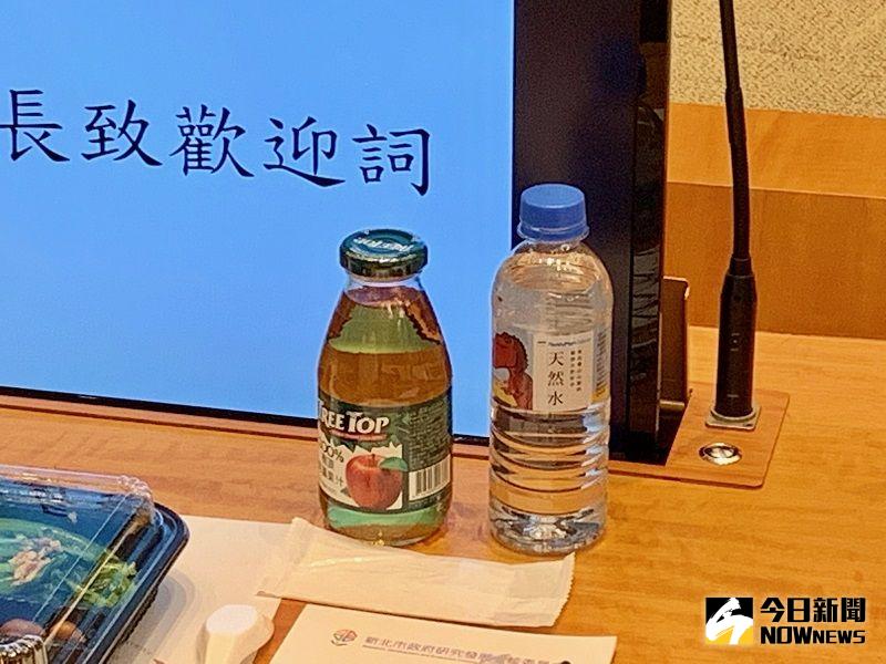 ▲便當會飲料有兩種，礦泉水和蘋果汁。(圖/記者康子仁攝)