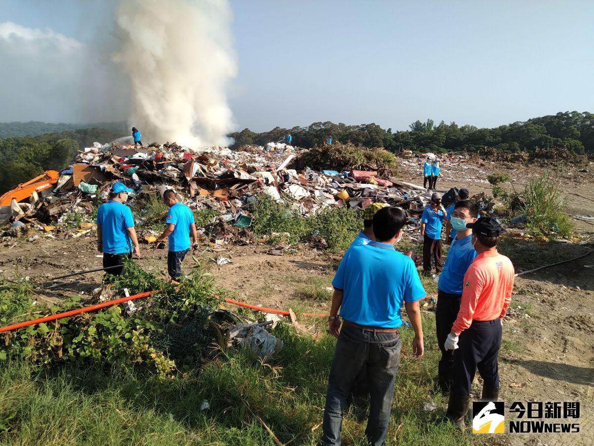 ▲員林市阿寶坑垃圾場突然不明起火，消防隊出動近20台水車輪流上山灌水滅火，員林市長游振雄趕往現場關心。（圖／記者陳雅芳攝，2020.09.14）