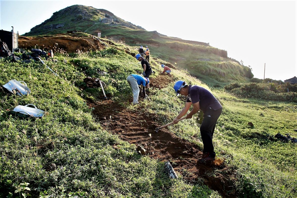 ▲▲澎湖南方四島海洋國家公園管理處特別請到來自全台各地的三十多位志工，在達人帶領下堆疊東嶼坪的手作步道。（圖／海管處提供）