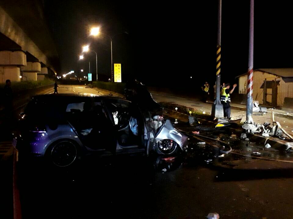 ▲強大撞擊力導致汽車嚴重毀損，機車解體、起火燃燒，支離破碎。（圖／記者陳聖璋翻攝）