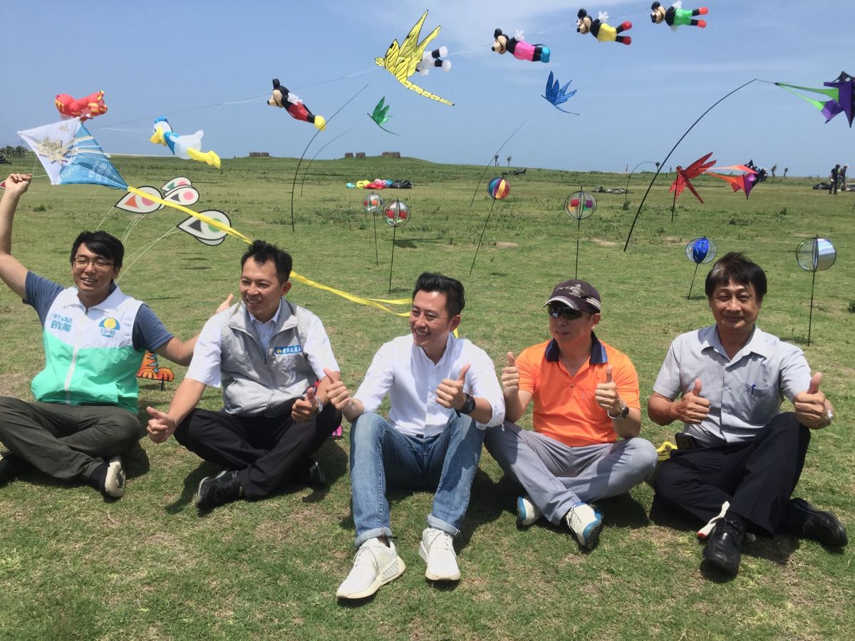 ▲新竹市國際風箏節3歲女童遭糖果造型風箏捲上天空意外，產發處長張力可(左二)記一次大過。(圖/資料照片）