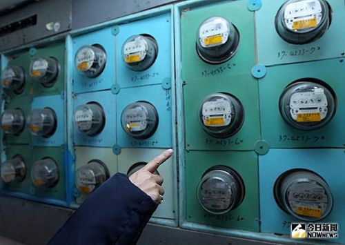 ▲經濟部電價費率審議會今(14)日召開,宣布凍漲,而這已是連續5次未調漲電費,為史上首次。(圖/NOWnews資料照片) ▲電價擬調漲成為近日最受關注的民生議題,消基會呼籲政府應優先調漲工業用電。(圖/NOWnews資料照片)