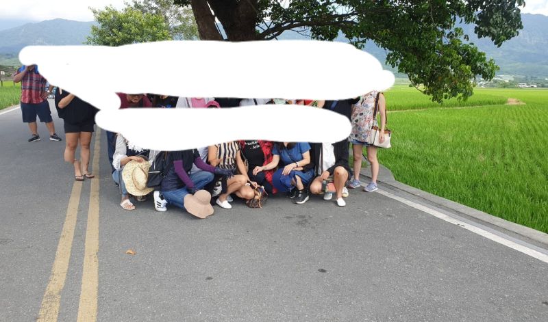 ▲網友分享自己與友人去花東旅遊,檢查相片卻發現詭異狀況。(圖/翻攝靈異公社)