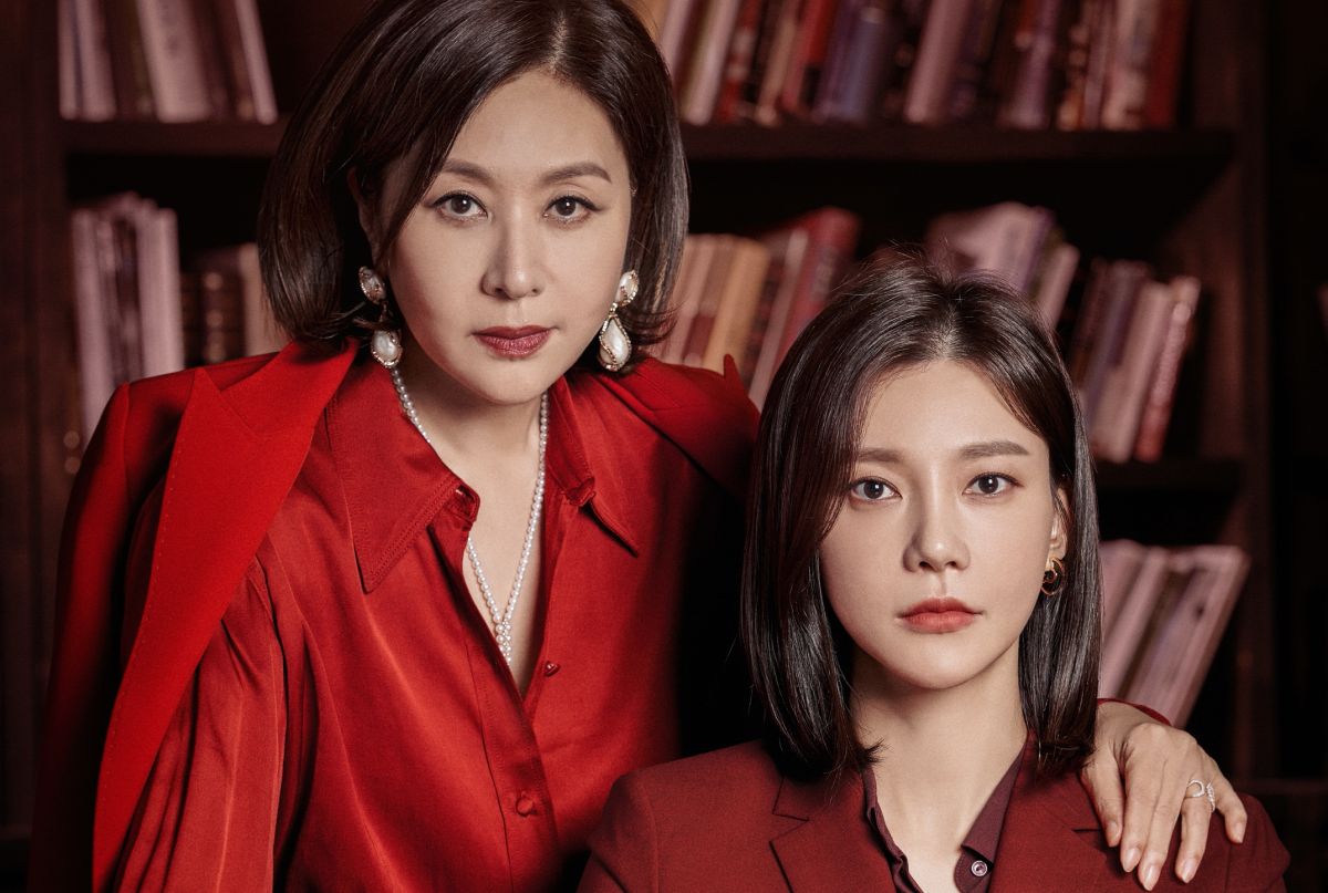 ▲車藝蓮（右）劇中的時尚戲服掀起討論。（圖／八大）