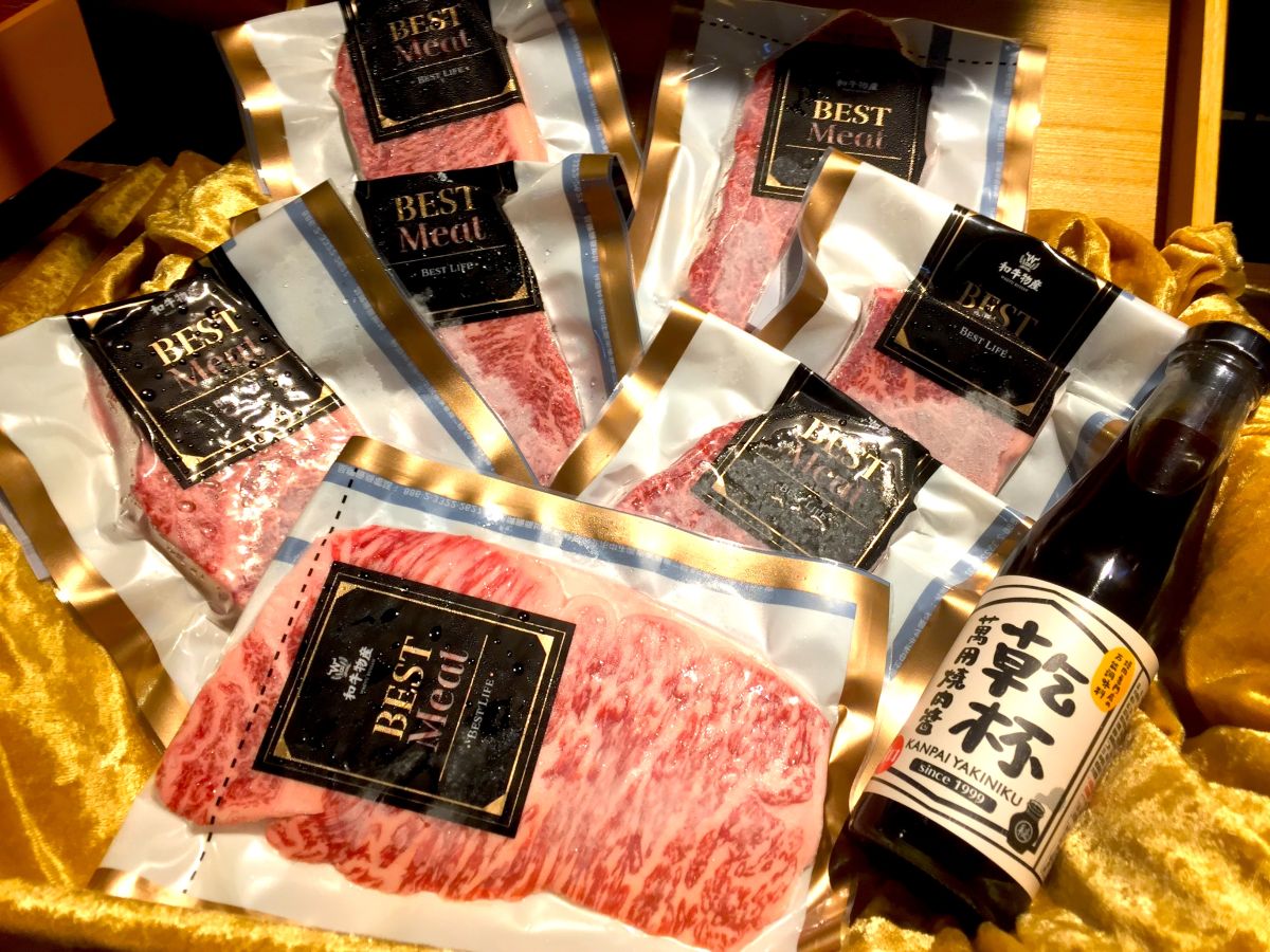 ▲燒肉業者新開發線上會員，推出消費滿100元回饋1點機制，除了可於門店更換餐點外，也能在電商上滿千點兌換「萬元和牛禮盒」。（圖／記者黃仁杰攝）