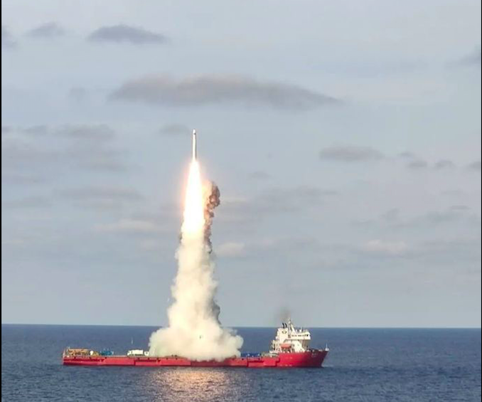 ▲中國大陸長征11號運載火箭從海面上船隻發射。（圖／微博CHINA航天）