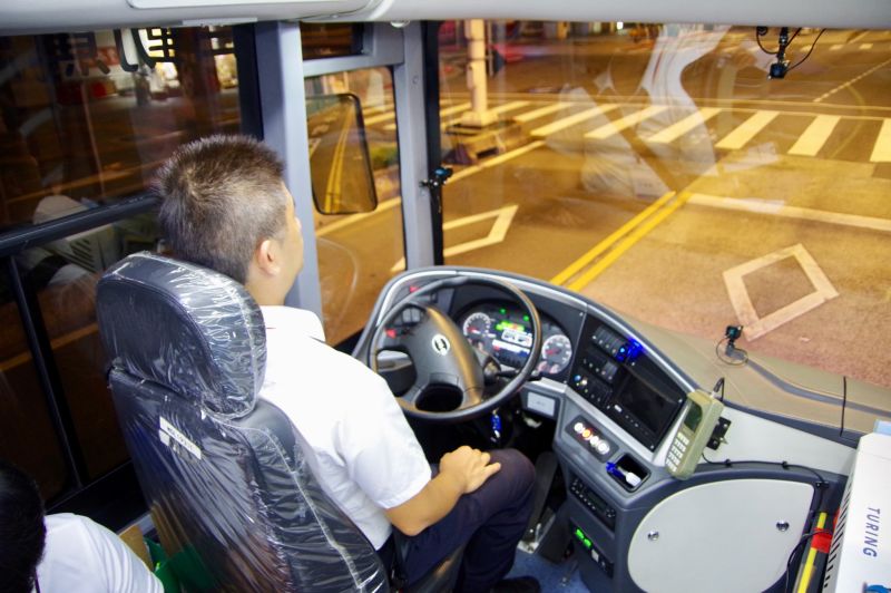 ▲業者致力發展自駕公車,不需手握方向盤,也能讓公車依據正確方向行駛。(圖/記者陳致宇攝)