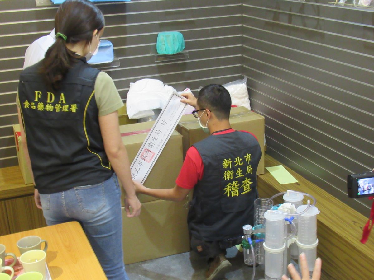 ▲新北衛生局今（15）日表示，查獲勤達醫療器材股份有限公司把中國生產的口罩，以馬來西亞生產的外包裝進口。（圖/新北衛生局提供）