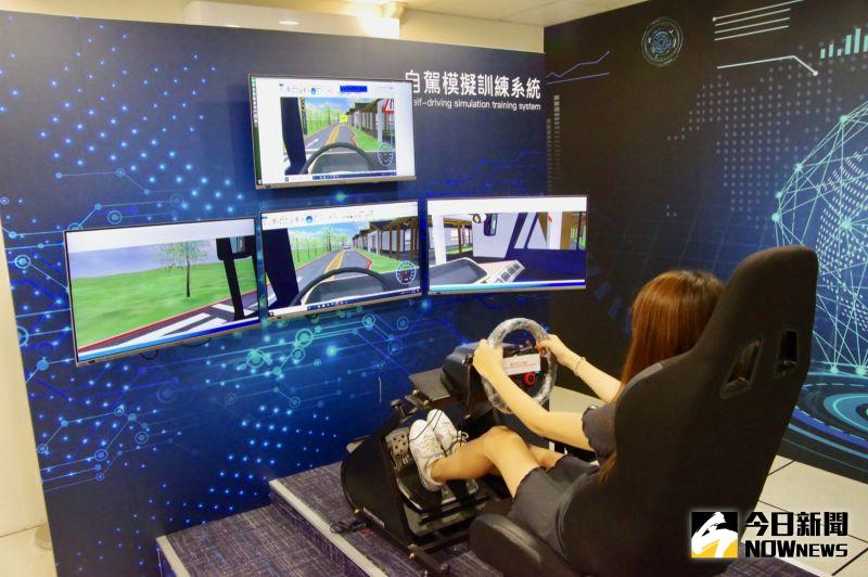 ▲廠商將系統參數輸入自駕車模擬器,就能自動測試複雜道路狀況。(圖/記者陳致宇攝)