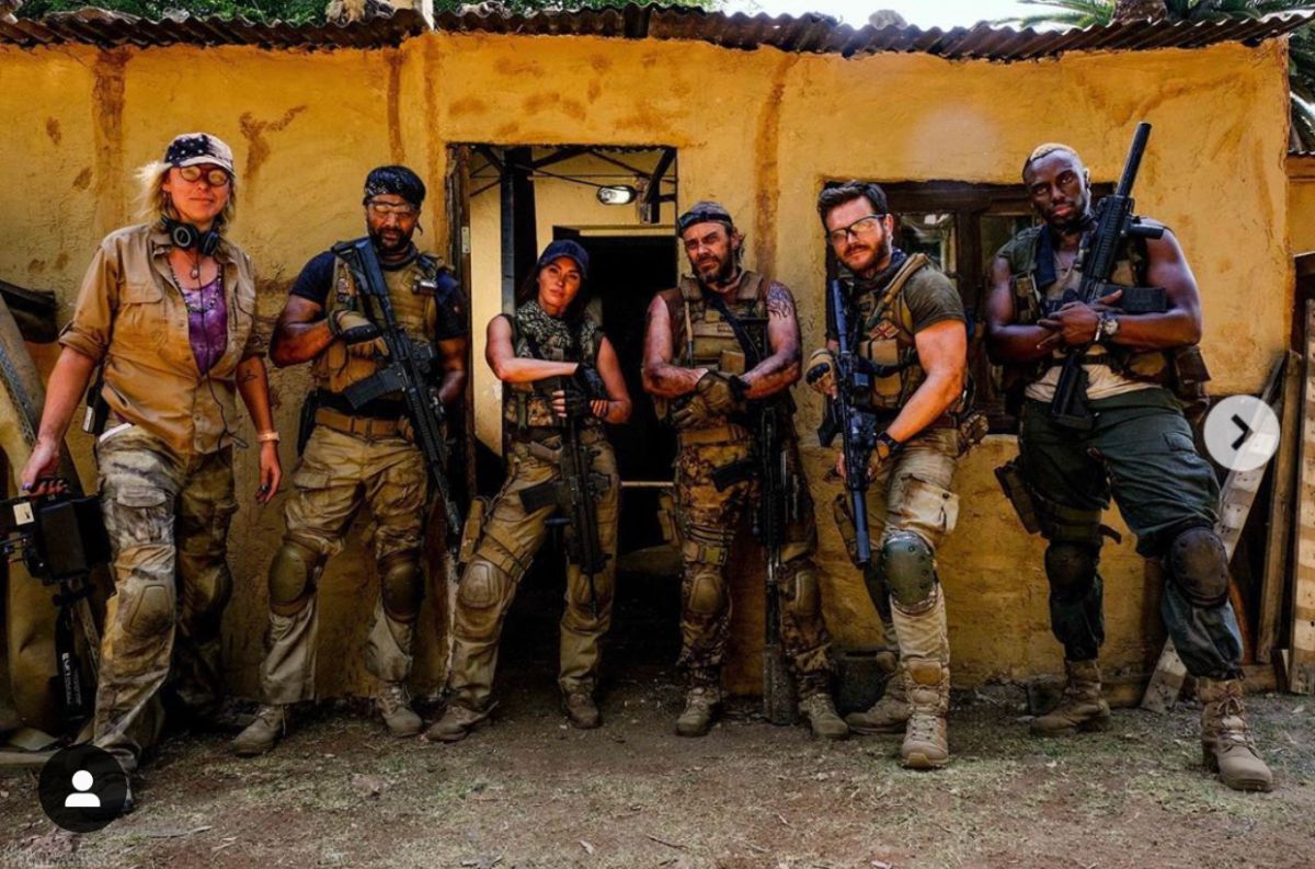 ▲梅根福克斯（左三）現場示範「單手伏地挺身」嚇壞大家。（圖／梅根福克斯IG）

