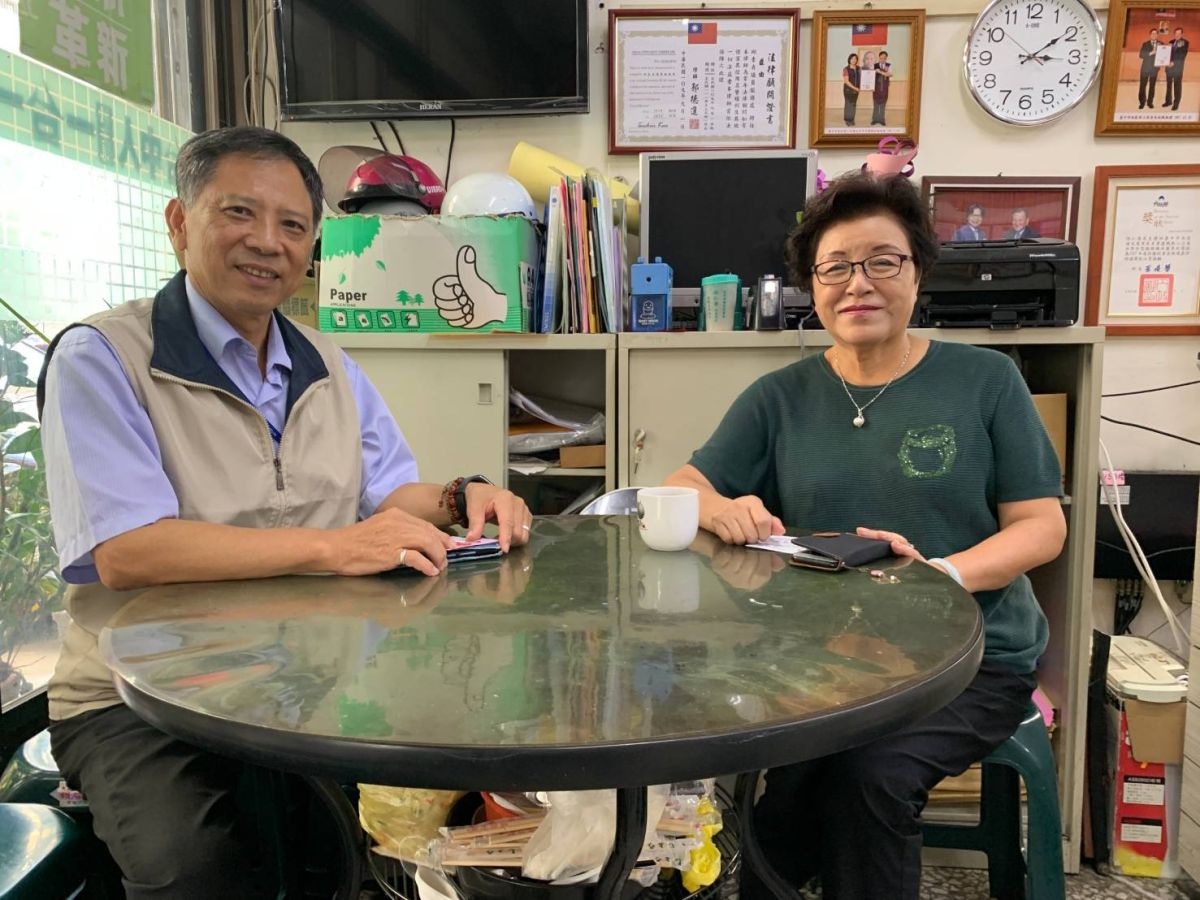 ▲中市政府召開市政會議，政風處長詹政曇(左者)第3度被拒於門外無法參與，下午拜訪市議員邱素貞。(圖／柳榮俊攝2020.9.15)