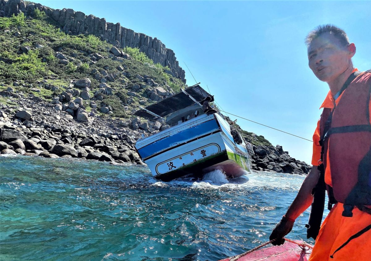 ▲「汶豐6號」漁船於桶盤南方0.2浬岸邊觸礁擱淺，請求海巡隊派艦艇前往協助脫困，海巡隊立即派遣線上10020巡防艇前往救援。（圖／澎湖海巡隊提供）