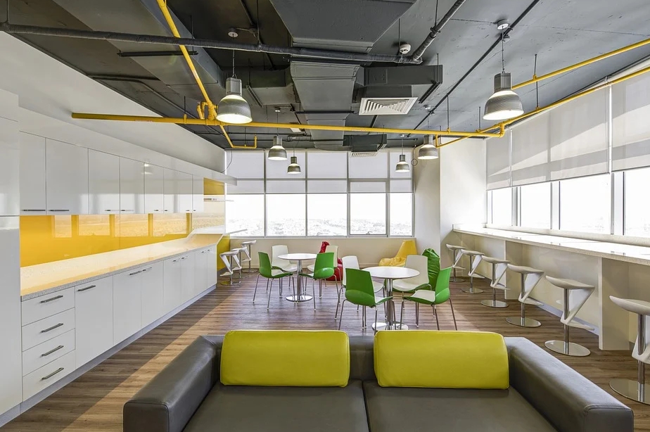 ▲網友發覺，接近下班時間，公司的許多同事會拿著水瓶裝水，裝滿水後再帶回家。（示意圖／翻攝自《pixabay》 ）