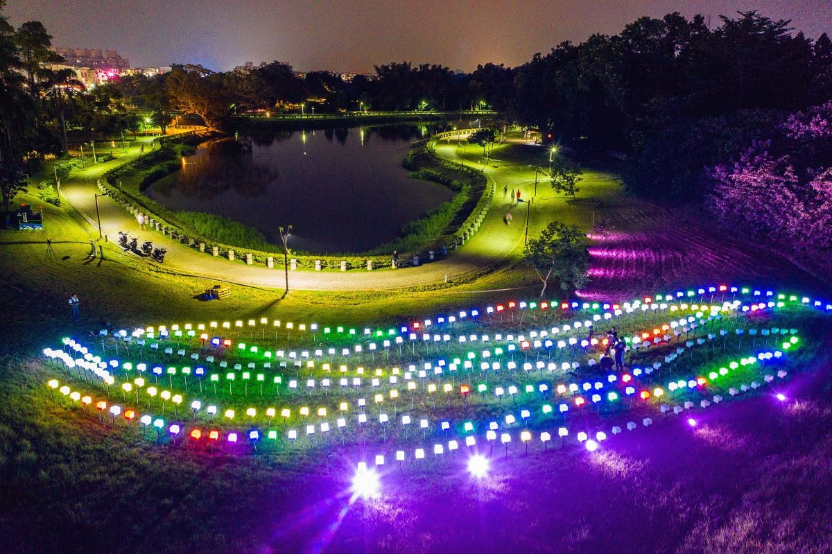 ▲嘉義市政府邀請民眾攜家帶眷，一同前來北香湖公園體驗全國最大的光影藝術夜遊秀。〔圖／嘉市府提供2020.09.15〕