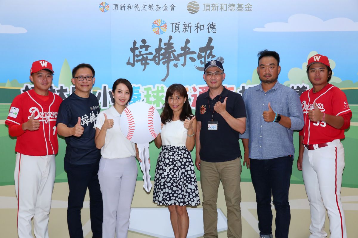 ▲耿伯軒（右二）受邀出席頂新文教基金會捐贈交通車儀式。（圖／頂新文教基金會提供）