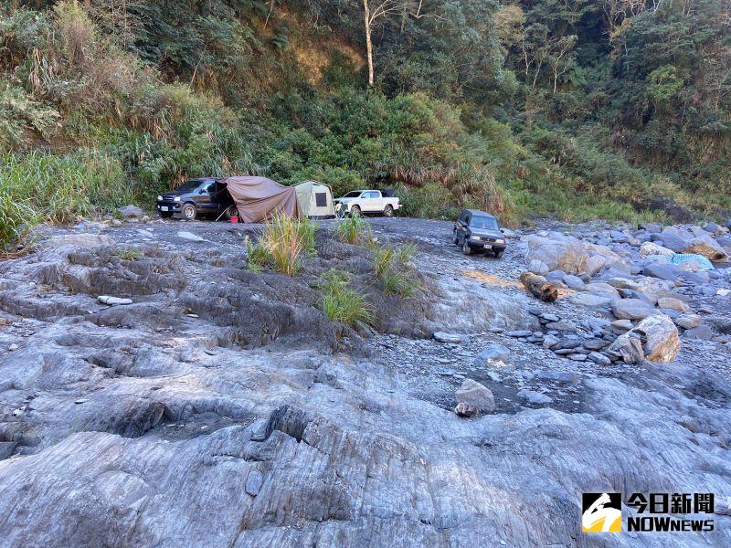 ▲山區產業道路常有落石及土石崩塌,風險性高,真正要享受露營樂趣,切勿拿生命開玩笑。(民眾提供