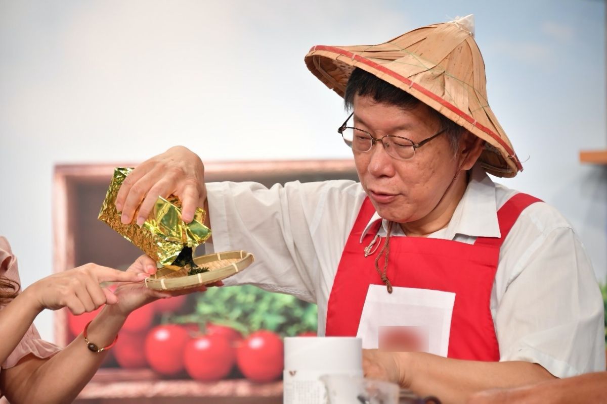 ▲台北市長柯文哲15日下午，參與電視購物節目台北茶葉推廣活動。會後接受媒體訪問時，被問到卡神楊蕙如直指柯團隊內有政治蟑螂一事，僅反嗆卡神不敢出來對質。（圖／台北市政府提供）