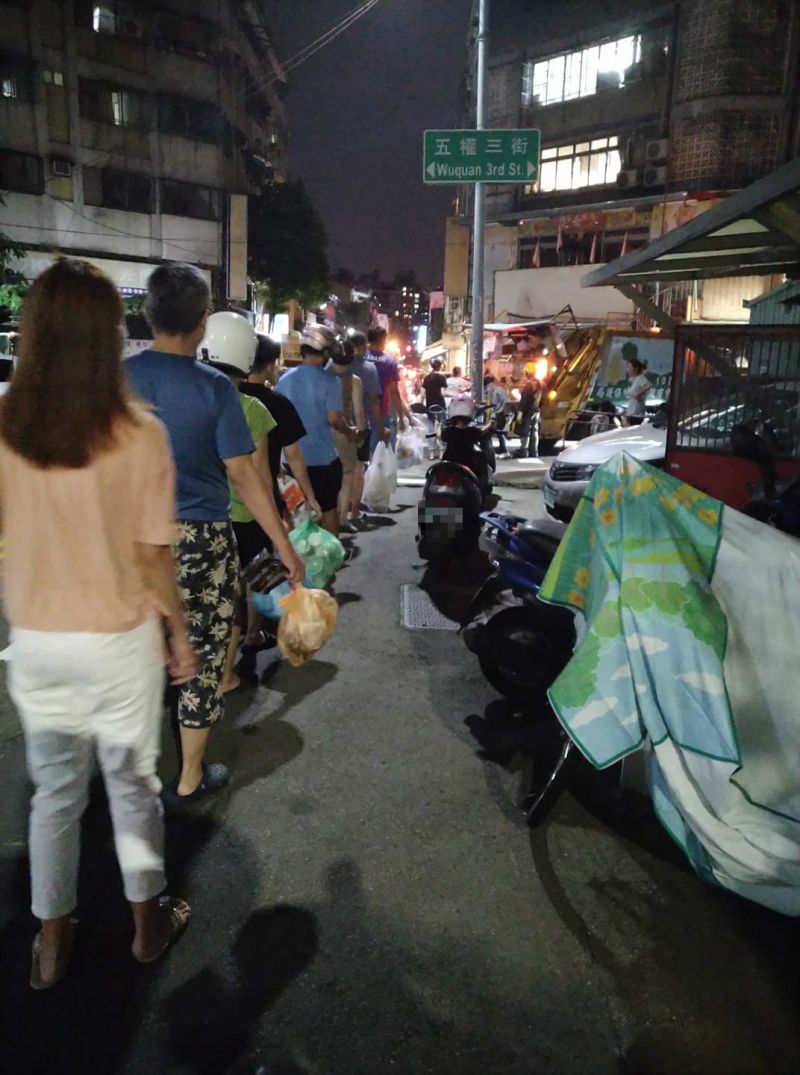 ▲一名男網友分享「台中倒垃圾的最美景象」,只見民眾提著各自的垃圾,乖乖排隊倒垃圾,讓其他縣市網友看後都超羨慕。(圖/翻攝自臉書社團《爆廢公社公開版》)