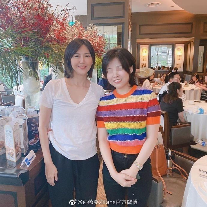 ▲粉絲和野生孫燕姿合影。(圖/孫燕姿Zifans官方微博)
