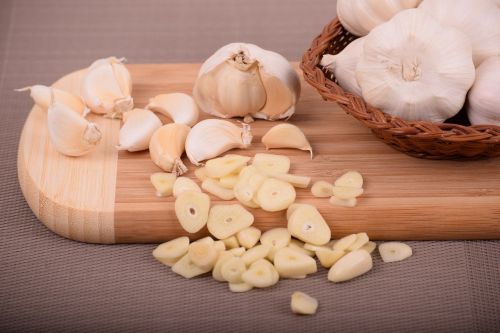 蒜頭發芽、變黃還能吃嗎？農糧署曝正解：一堆人不會保存、浪費錢
