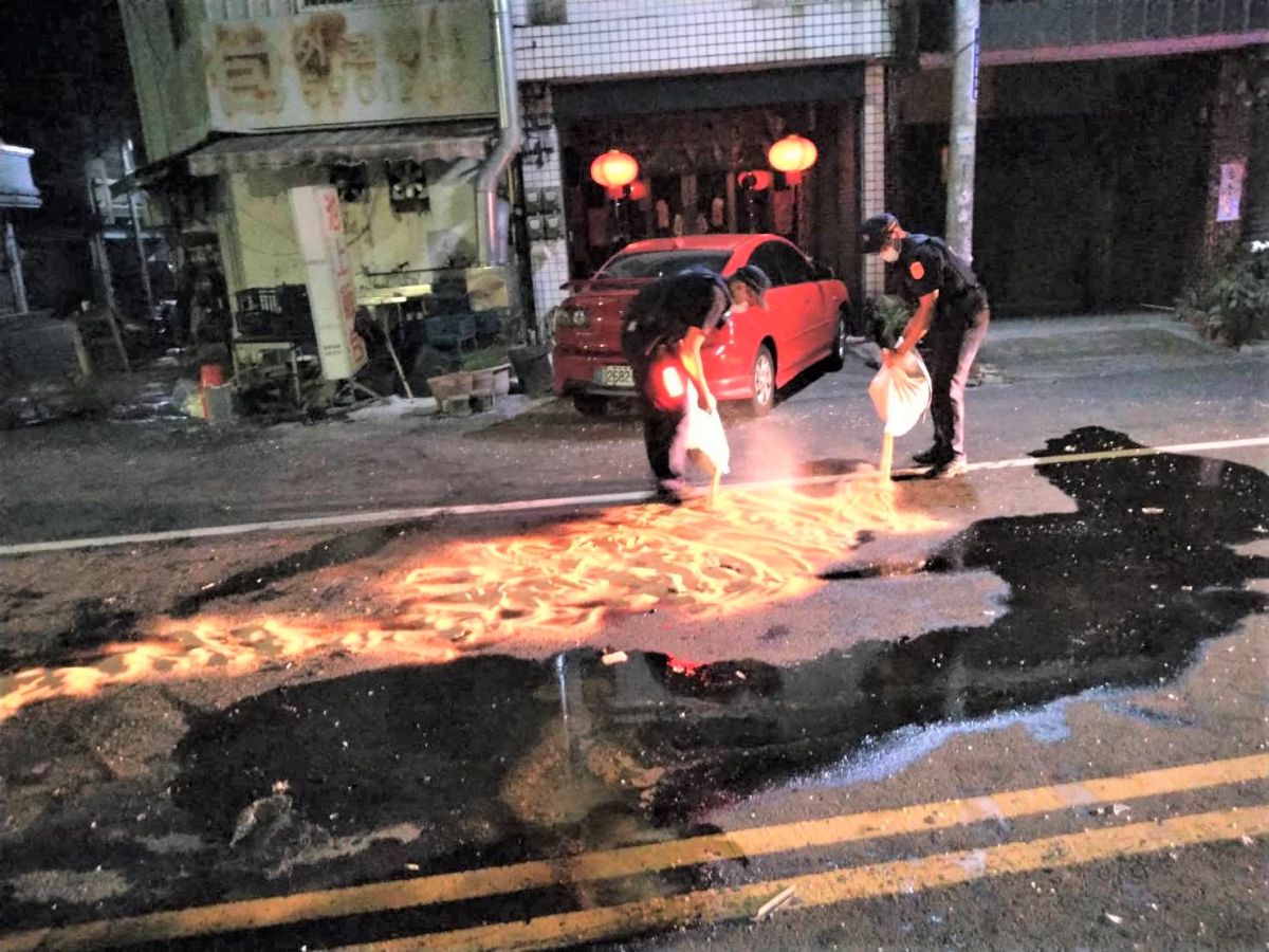 ▲員警緊急用砂覆蓋防止過往人車打滑。（圖／記者簡勇鵬攝，2020.09.16）