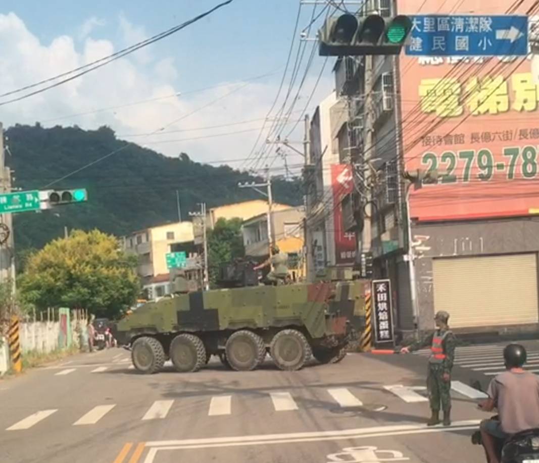▲陸軍機步234旅CM33輪型甲車，行經台中大里區街頭，路口轉彎近2分鐘仍無法通過。(圖／柳榮俊翻攝2020.9.16)