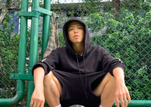 ▲黃鴻升生前主持《綜藝玩很大》，收穫不少好評，豈料卻因在浴室跌倒撞到頭後引發心因性休克離世。（圖／翻攝黃鴻升臉書）