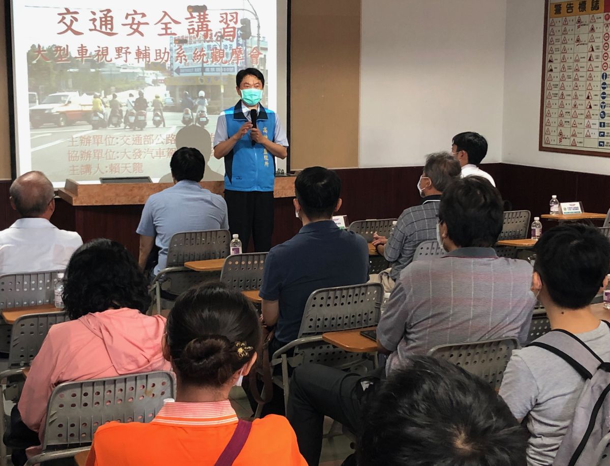 ▲交通部公路總局高雄區監理所舉辦駕訓班師資車輛視野輔助訓練觀摩會，由該所所長李瑞銘(站立者)主持。(圖／記者黃守作攝，2020.09.16)
