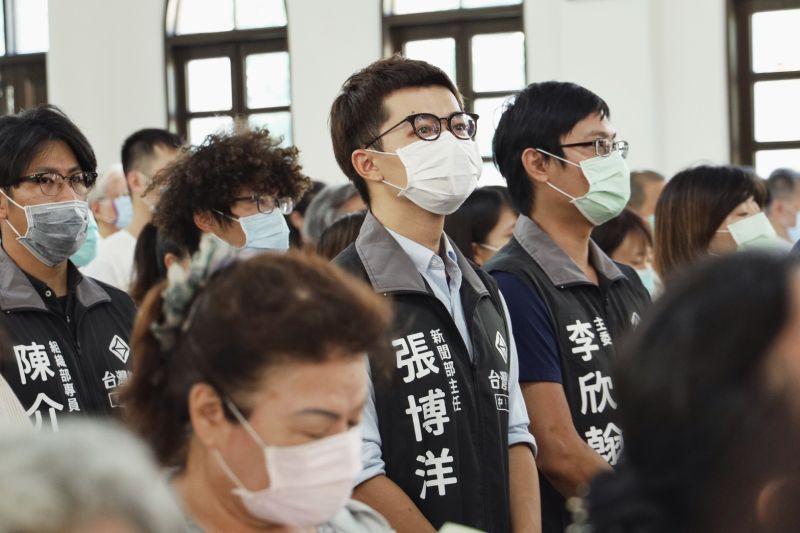 ▲台灣基進也由中央新聞部主任張博洋,與高雄黨部主委李欣翰率數十名志工到前總統李登輝追思禮拜現場致意。(圖/台灣基進提供)