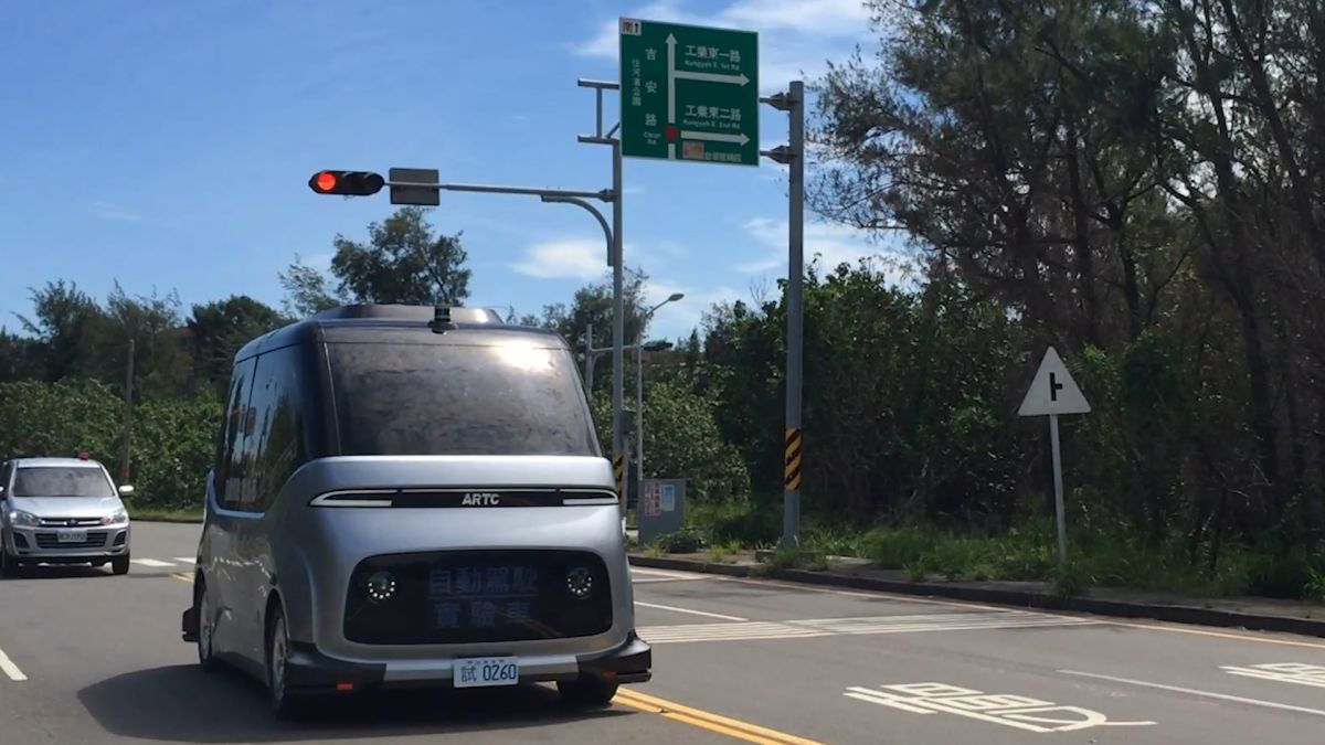 ▲勤崴國際第一台MIT自駕小巴士今年3月於彰化首航上路，啟動為期一年的「鹿港彰濱智慧觀光接駁」營運實驗計畫，成功刺激當地觀光。（圖／勤崴國際提供）  