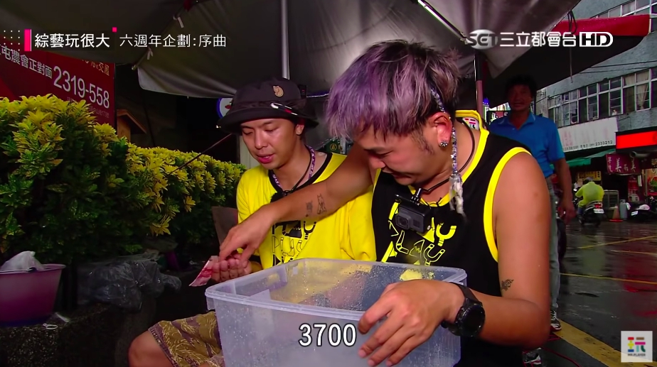 ▲小鬼、KID在綜藝玩很大六週年企劃，幫助南投草屯的阿嬤賣紅薯餅。（圖／翻攝綜藝玩很大Youtube）