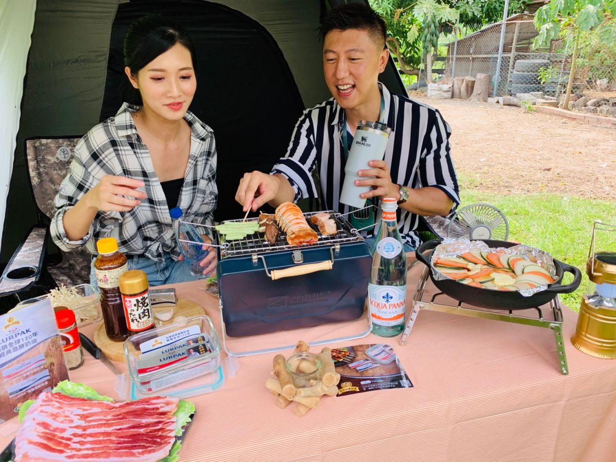 ▲家樂福今年特別企劃露營、烤肉到送禮，一站式購足，從野餐帳、營帳、到烤肉必備摺疊桌椅，以及各種生鮮、肉品通通都能買得到。（圖／家樂福提供）
