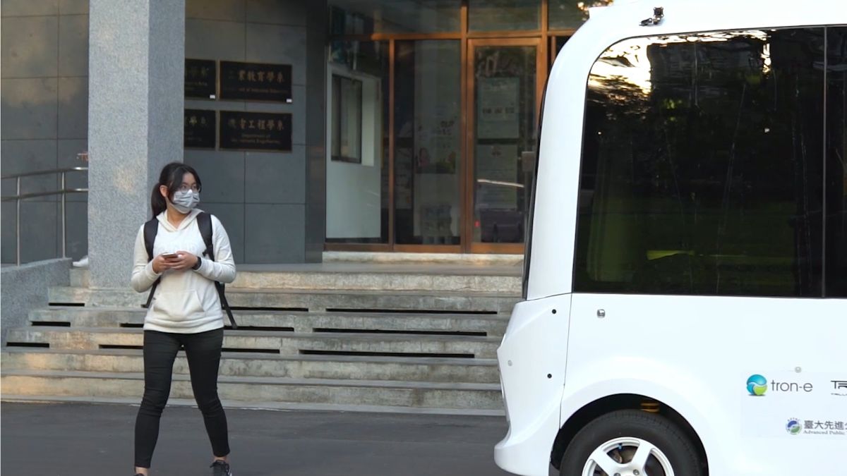 ▲自駕車上路前必須測試辨別號誌與遇到突發狀況煞車的功能。（圖／台灣智駕提供）