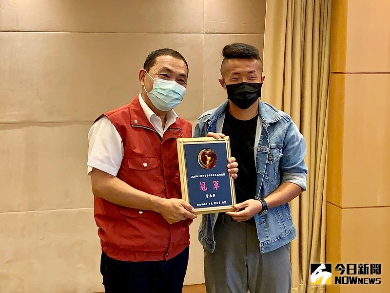 ▲葉承軒表示，在製茶的過程當中，對茶葉要像對女朋友一般溫柔，才能做出好的茶葉。(圖/記者康子仁攝)