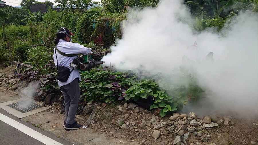 ▲新北市三峽區五寮菜園發現2起本土登革熱病例，衛生局前往當地加強消毒作業。(圖/新北衛生局提供)
