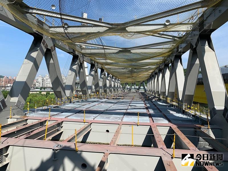 ▲安坑輕軌難度最高的安心橋，17日上午完成全橋合龍作業，主跨徑達到225米，是台灣最長跨距軌道橋樑。(圖/記者康子仁攝)
