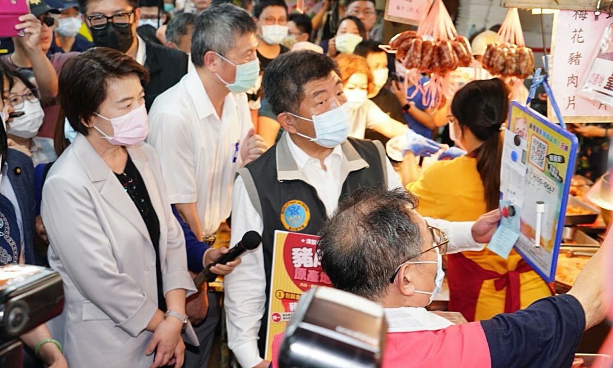 ▲衛福部長陳時中17日上午與台北市副市長黃珊珊，一同到台北迪化街商圈，視察產地標示試辦活動。（圖／台北市政府提供）