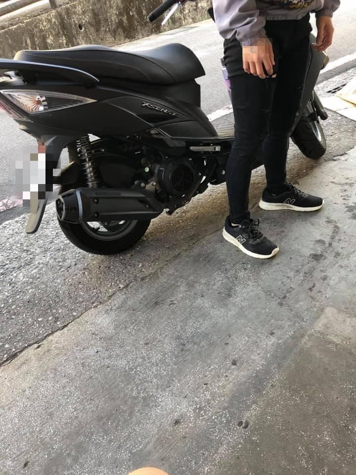 ▲網友在吃早餐時,看到一名男子機車門口,卻不熄火,廢氣不斷往店裡飛。(圖/翻攝自《爆怨公社》