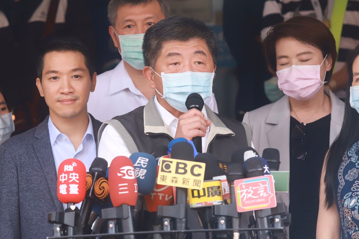 ▲衛福部長陳時中今（17）天特別率隊來到迪化街商圈的永樂市場視察豬肉等食品標示狀況。（圖／記者葉政勳攝）