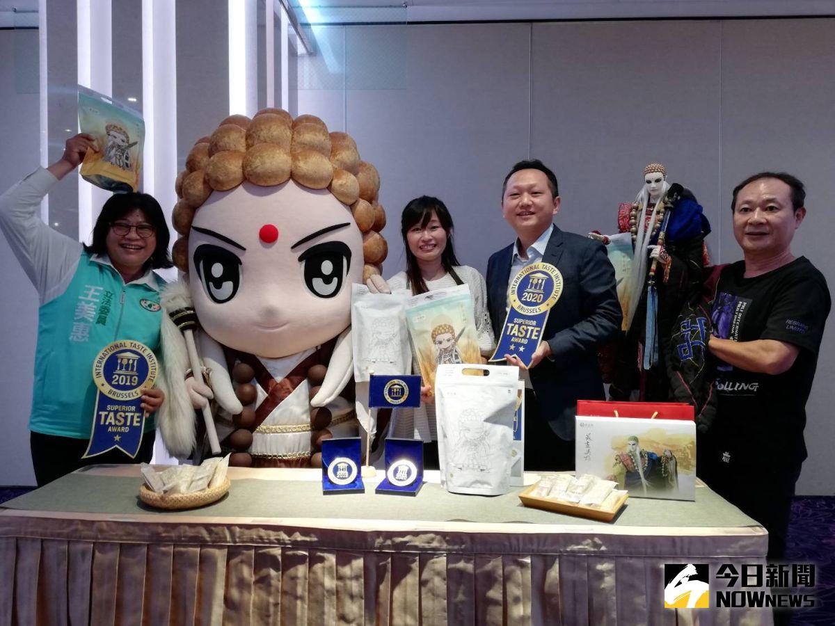 ▲奮起福品牌執行長陳岱聲說，小時候住山區沒什麼零嘴可吃，母親都用米做出各式零食滿足小孩口慾，為感恩母親，返鄉創立「奮起福」米餅品牌。（圖/記者邱嘉琪攝，2020.09.17）