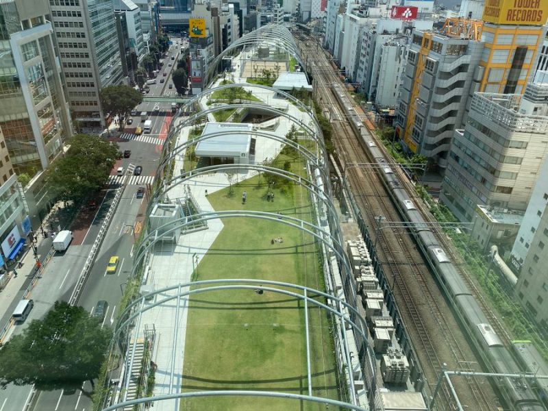 ▲日本新落成不久的澀谷宮下公園成為打卡新景點，但底下涵洞卻有許多遊民居住其中，對比畫面十分衝擊。（圖／翻攝自@amaterial的推特）