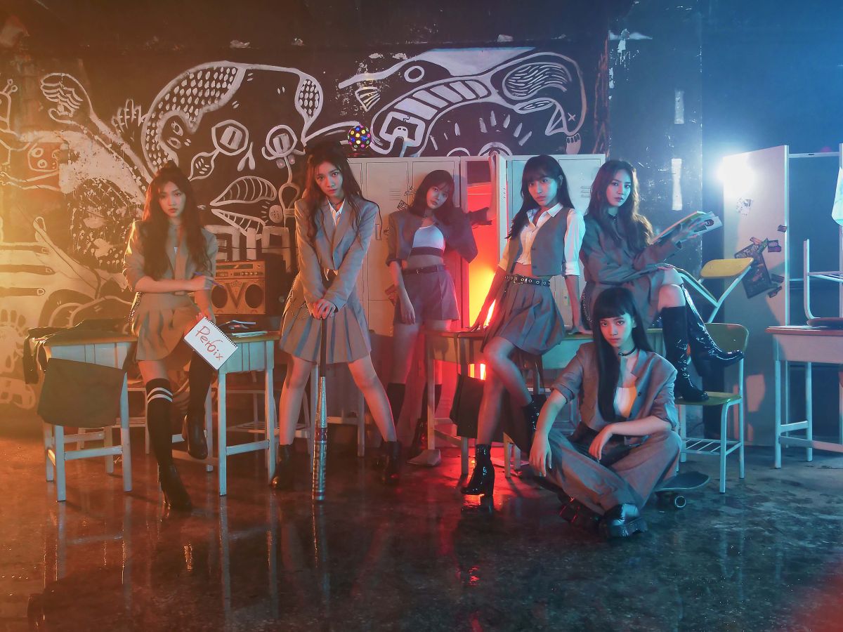 ▲馬瑋伶（右前一）膝蓋軟骨因練舞過度被磨光，被吐嘈是老人的膝蓋。（圖／喜歡音樂提供）